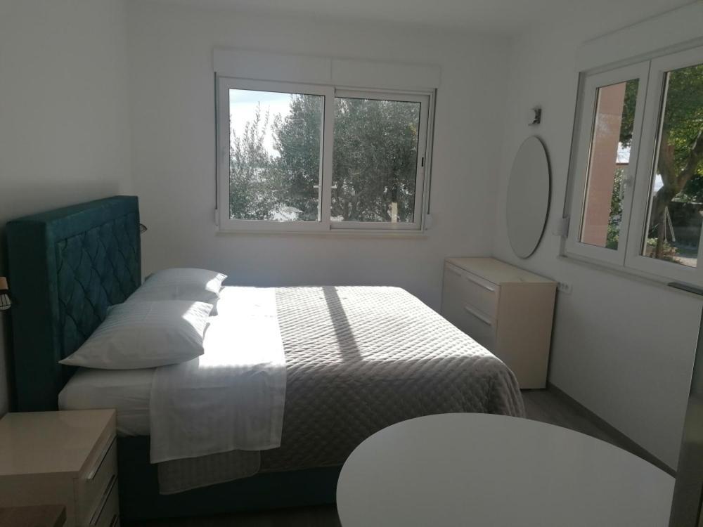 Apartments And Rooms Tomas Podstrana Exterior foto